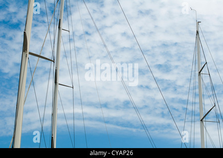 Masten von Yachten über blauen Himmel Stockfoto