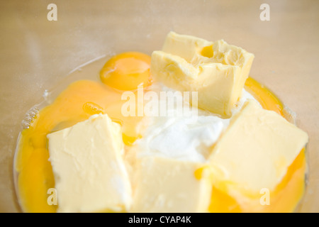 Kuchen Zutaten in einer Schüssel - Eiern, Butter, Zucker. Stockfoto