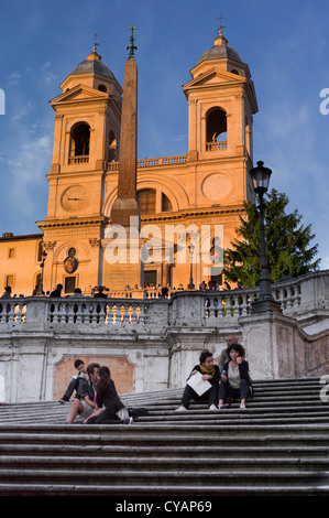 TRINITA DEI MONTI, OBELISK (2. C AD) & PIAZZA DI SPAGNA, BEI SONNENUNTERGANG, PIAZZA DI SPAGNA, ROM Stockfoto