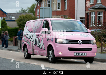 Volkswagen T5 Transporter van in leuchtendem Pink. Stockfoto