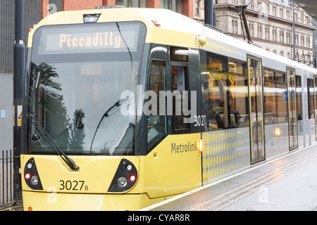 Piccadilly Tram Station, Manchester. Die ikonische gelbe Stadtbahn fährt an einem ruhigen Tag im Zentrum in den Bahnhof Stockfoto