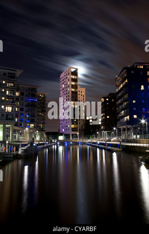 Clarence Dock in Leeds, West Yorkshire in der Nacht. Mit der Mond scheint durch Tower. Stockfoto