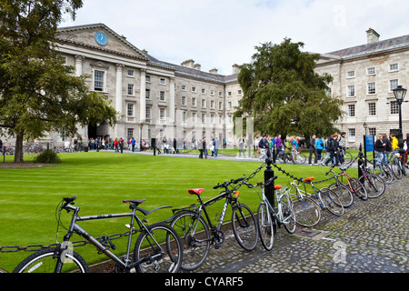 Studenten, die zu Fuß durch Gelände Trinity College, Dublin, Irland Stockfoto