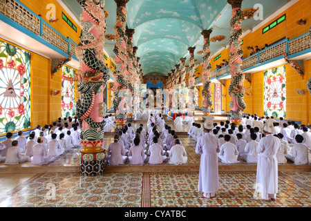 Cao Dai Tempel in Vietnam, Gebetszeit Stockfoto