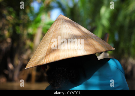 Vietnamesische konische asiatischen Paddy Hut auf eine Frau Stockfoto