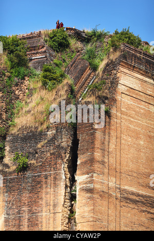 Buddhis Mönche auf Mingun-Tempel, Myanmar Stockfoto