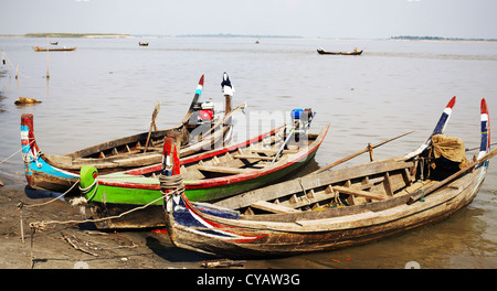 Fischer Holzboot auf Ayeyarwaddy Fluss in Myanmar Stockfoto