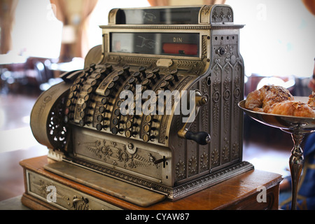 Antike Registrierkasse in einem Coffee-shop Stockfoto