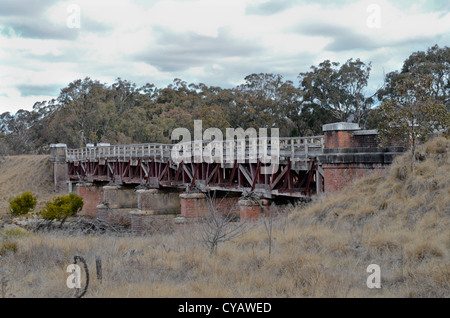 Alten stillgelegten Backstein und Holz Brücke über ein ausgetrocknetes Flussbett. Tenterfield NSW Australia Stockfoto