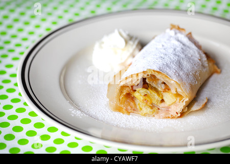 Apfel und Rhabarber Strudelteig mit Schlagsahne Stockfoto