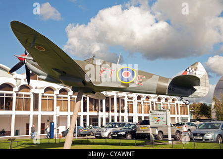 Replik einer Supermarine Spitfire IX außerhalb der Royal Air Force Museum, Hendon, London, England, Vereinigtes Königreich Stockfoto