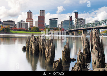 Portland Oregon Downtown City Skyline von der Uferpromenade des Willamette River im Herbst Stockfoto