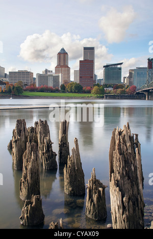 Portland Oregon Downtown City Skyline von der Uferpromenade des Willamette River Stockfoto