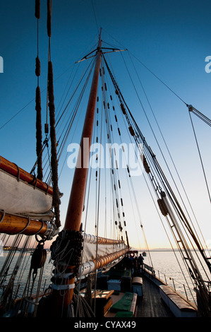 Sunrise an Bord der historischen Großsegler-Schoner, 'Zodiac' Weg von Port Townsend, Washington, USA verankert. Stockfoto
