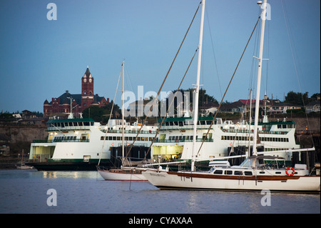 Washington State Fähren docken an die historische Hafenstadt Port Townsend, Washington in der Puget Sound-Bereich des Staates. Stockfoto