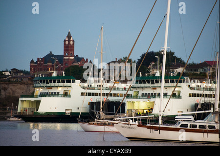 Washington State Fähren docken an die historische Hafenstadt Port Townsend, Washington in der Puget Sound-Bereich des Staates. Stockfoto