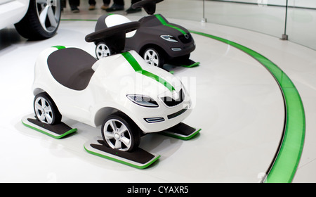 neues Konzept und Mode Mini-Auto-Modell auf der Spur Stockfoto