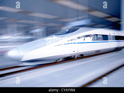 Moderne high-Speed Hochgeschwindigkeitszug auf der Strecke, China Stockfoto