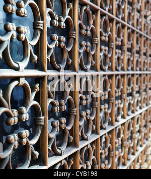 Messing-Sicherheit Fenster Ornamentik abnimmt, soft-Fokus Stockfoto