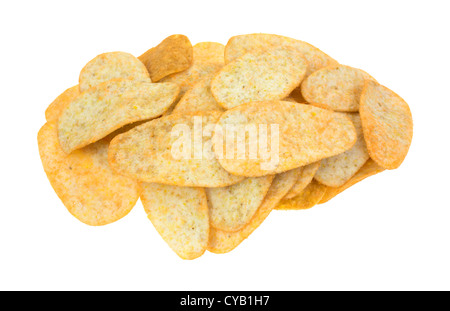 Eine Gruppe von Cheddar Käse gewürzt Kartoffelschalen auf weißem Hintergrund. Stockfoto