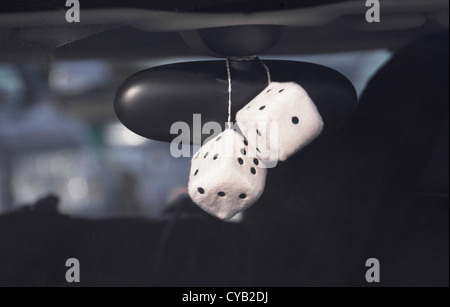 flauschige pelzige Würfel im Autofenster Stockfotografie - Alamy