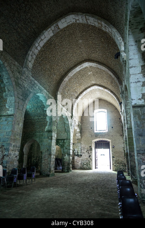 Innenraum der Kirche der Abtei Escaladieu in Hautes-Pyrénées, Frankreich Stockfoto