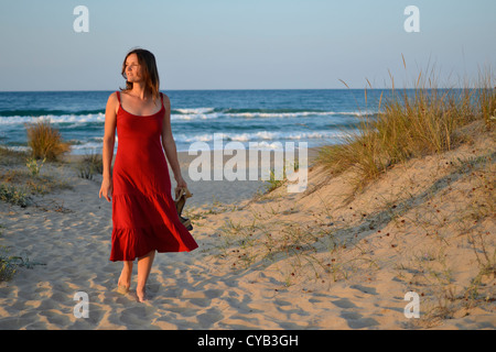 Schöne junge Frau am Strand Stockfoto