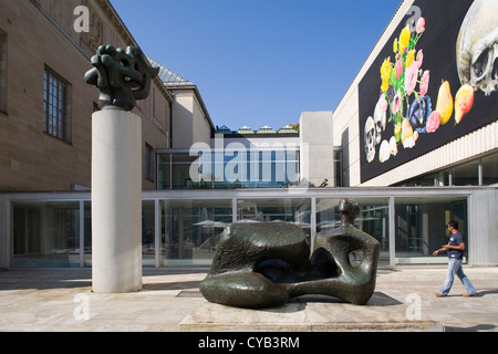 Europa, Schweiz, Zürich, Kunsthaus, Kunstmuseum, Grosse Liegende Frauenfigur, Skulptur von Henry Moore, 1957 Stockfoto