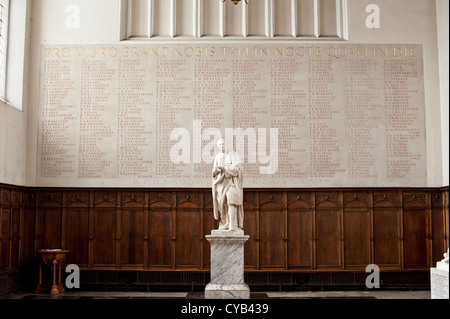 Statue von Isaac Newton mit den Namen aller Absolventen im Hintergrund im Trinity College, Cambridge, UK Stockfoto