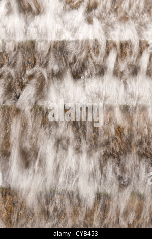 Wasserfall und Stream im Kanal Canal schneiden fließt über gestufte Feature im Pool zu landen Stockfoto