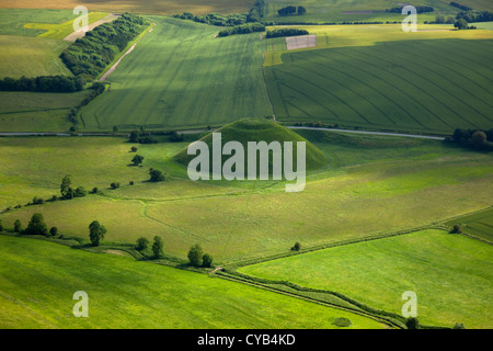 Luftaufnahme von Silbury Hill Bronze Jungsteinzeit Mann gemacht Hügel, Avebury, Wiltshire, England Stockfoto