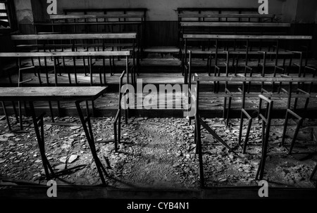 Italien. Zerstörten Klassenzimmer in verlassenen Schule Stockfoto