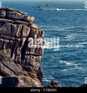 Die Passagierfähre 'Scillonian' fährt vorbei an St Mary's, Isles of Scilly, UK, nach Penzance, Cornwall, über eine raue See Stockfoto