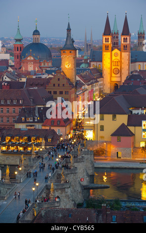 Mittelalterliche deutsche Stadt Würzburg mit historischen alten Steinbrücke am Abend Stockfoto