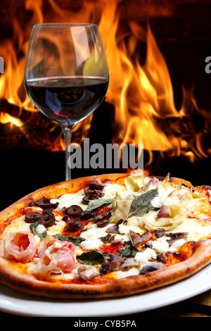 Pizza im Holzofen gebacken Stockfoto