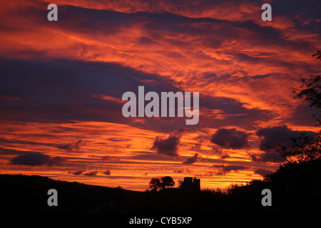 Am Morgenhimmel über Lewes Castle in East Sussex auf 07:00 morgens als Morgendämmerung bricht. Stockfoto