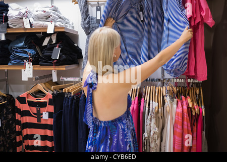 Frau auf der Suche durch die Kleidung Stockfoto