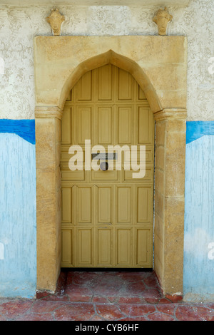 Alte Holztür in der Medina von Rabat, Marokko gelb lackiert Stockfoto