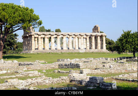 Tempel der Athene (aka Tempel der Ceres), späten 6. Jahrhundert BC. Römische Ruinen im Vordergrund. Paestum, südlich von Neapel. Stockfoto