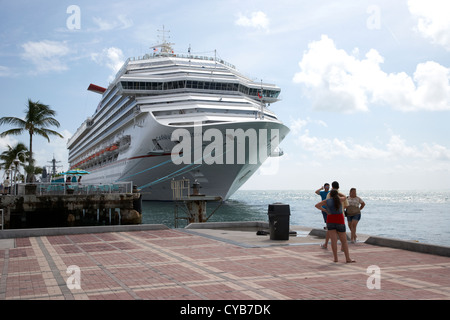 Karneval Freiheit Kreuzfahrtschiff vor Anker aus Mallory Square Key West Florida usa Stockfoto