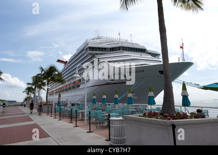 Karneval Freiheit Kreuzfahrtschiff vor Anker aus Mallory Square Key West Florida usa Stockfoto