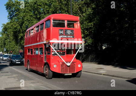 Ein ehemaliger London Transport Routemaster Bus ist als ein Spezialfahrzeug Hochzeit dekoriert. Der Bus verläuft entlang Piccadilly, London Stockfoto