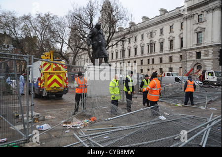 Graffiti auf Basis von Churchill Statue in Parliament Square nach Kursteilnehmerprotest Stockfoto