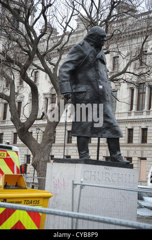 Graffiti auf Basis von Churchill Statue in Parliament Square nach Kursteilnehmerprotest Stockfoto