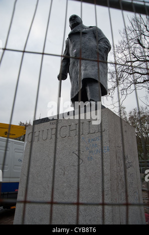 Graffiti auf Basis von Churchill Statue in Parliament Square nach Kursteilnehmerprotest Stockfoto