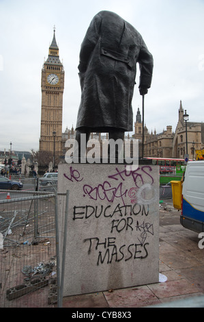 Graffiti auf Basis von Churchill Statue in Parliament Square nach Kursteilnehmerprotest Stockfoto