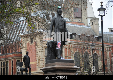 Statue in Parliament Square nach Kursteilnehmerprotest marschiert Stockfoto