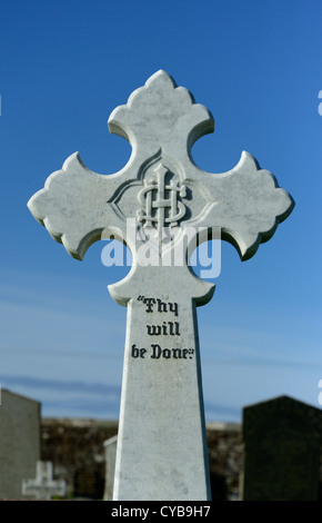 "Dein Wille geschehe", Kreuz Grabstein aus Marmor. Kirche der Heiligen Birgitta. Moresby, Cumbria, England, Vereinigtes Königreich, Europa. Stockfoto