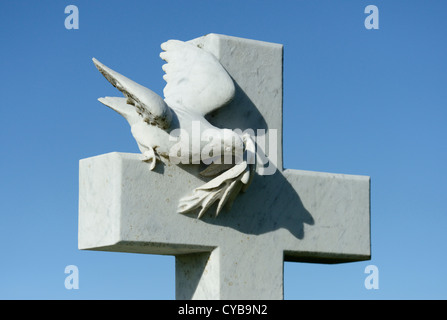 Grabstein mit Taube und Olivenzweig Design. Kirche der Heiligen Birgitta. Moresby, Cumbria, England, Vereinigtes Königreich, Europa. Stockfoto