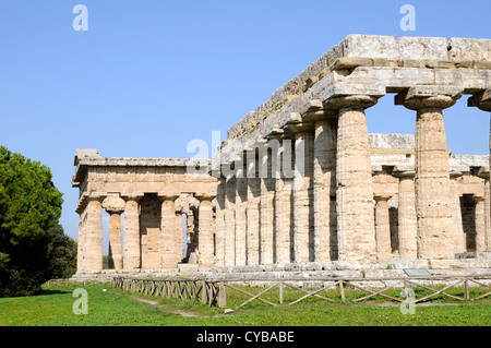 Tempel der Hera (aka der Basilika), 530 v. Chr. Tempel des Neptun im Hintergrund. Paestum, südlich von Neapel. Stockfoto